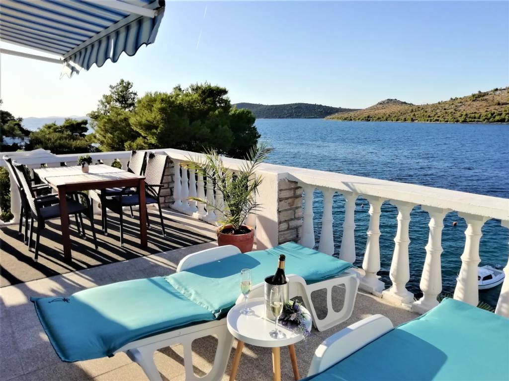 Šibenik Grebaštica - Šparadići - Apartman Soba - Apartmani Martin ..